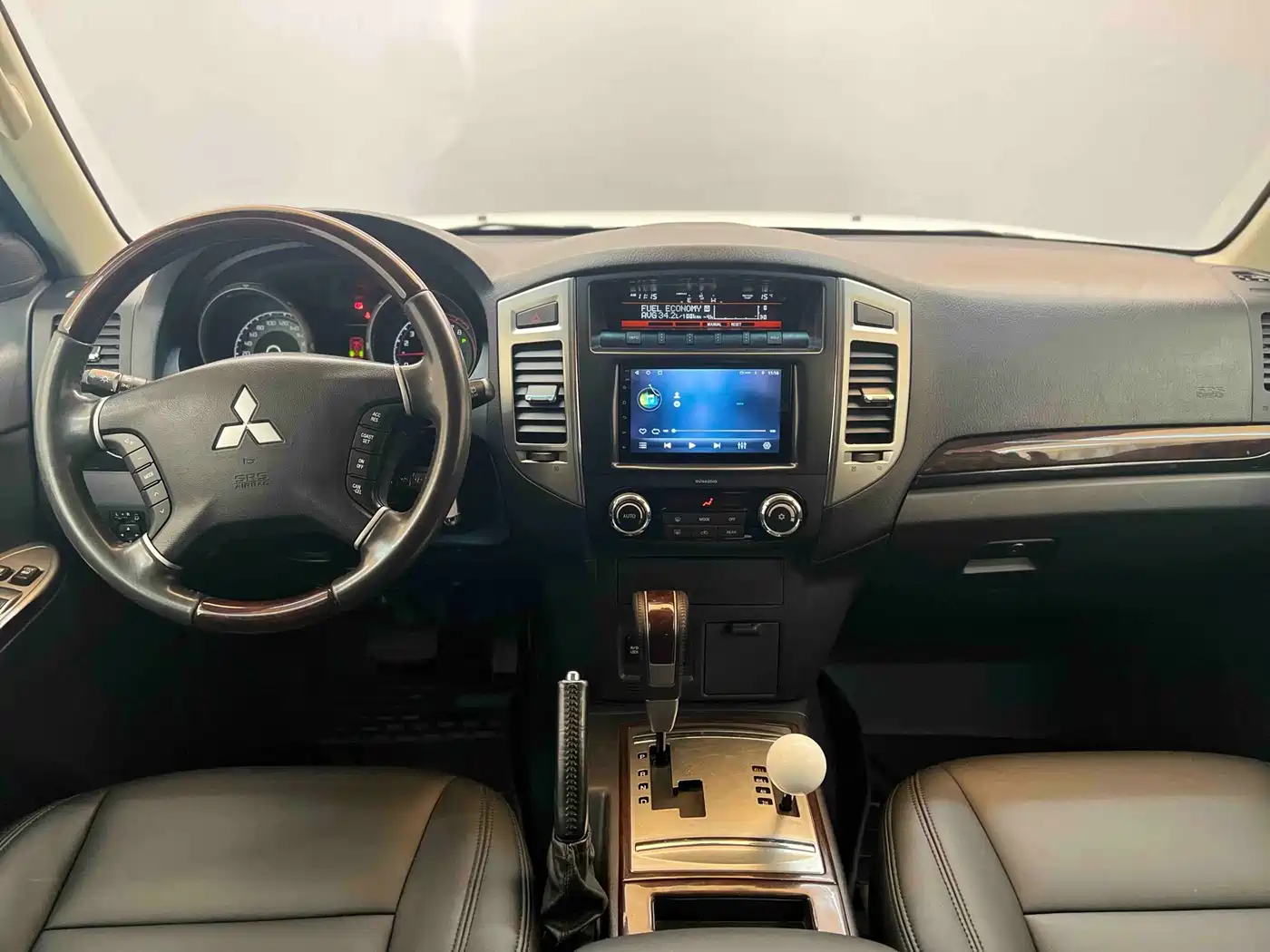 Mitsubishi Pajero (Import) 2016 3.0L Automatic Premium (China V) фото 16