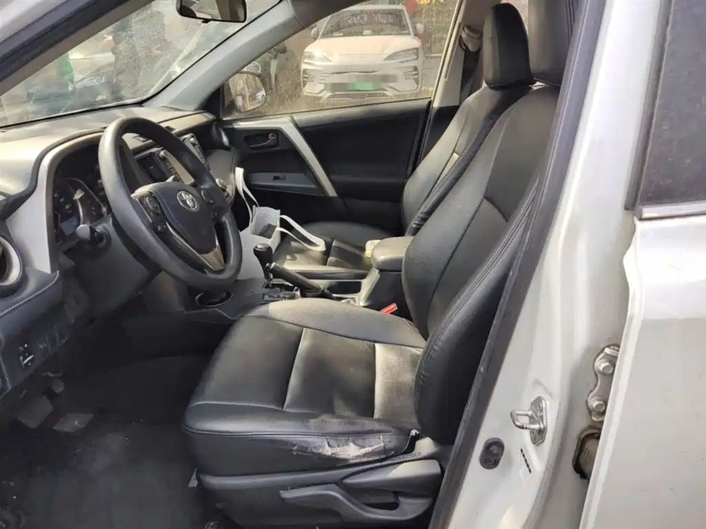 Toyota RAV4 Rongfang 2015 2.0L CVT 2WD Trend Edition фото 8