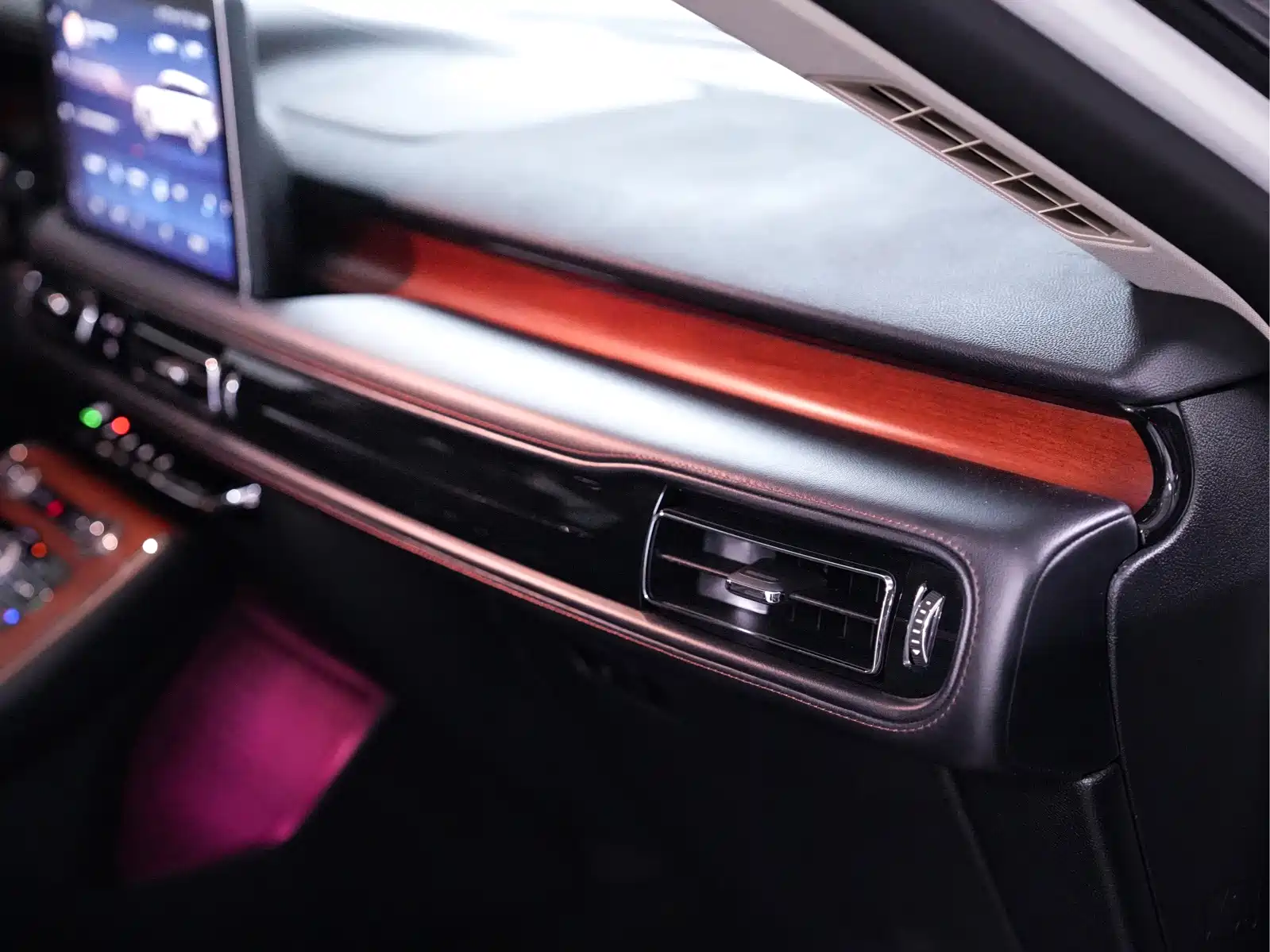 Photo 19 - Lincoln Aviator