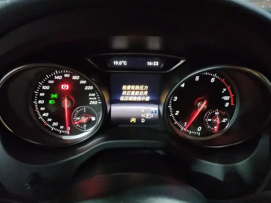 Mercedes-Benz GLA 2017 GLA 220 4MATIC Luxury фото 14