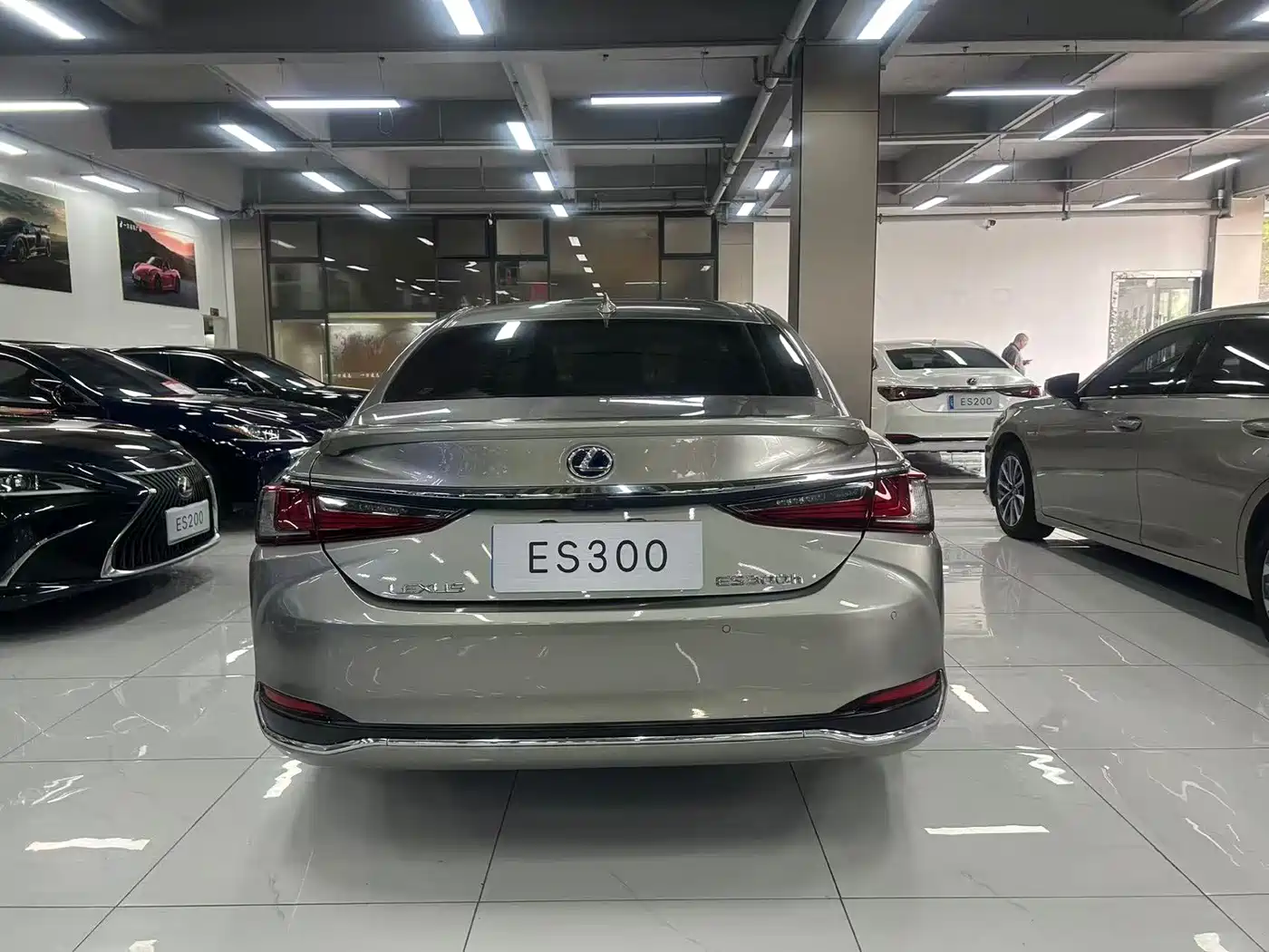 Фото 8 - Lexus ES