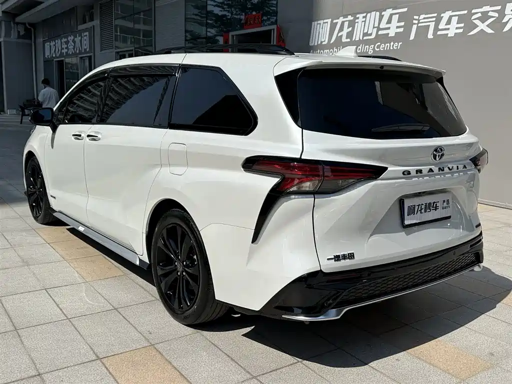 Toyota Granvia 2023 2.5L Hybrid Flagship VIP Edition фото 8