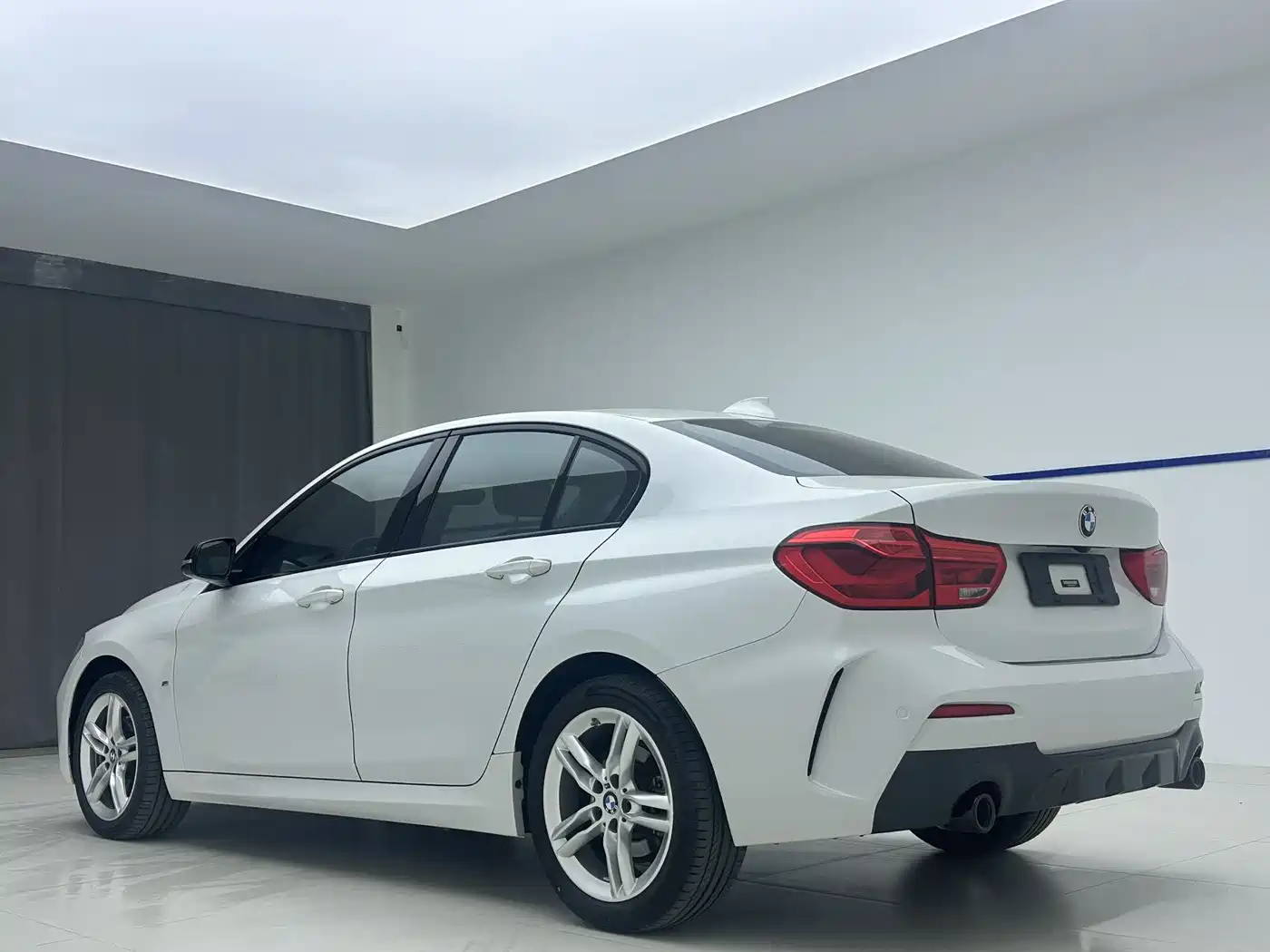 BMW 1 Series 2021 120i M Sport Shadow Edition фото 6