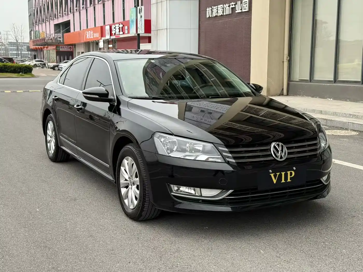 Volkswagen Passat 2015 1.8TSI DSG Honor Edition фото 3