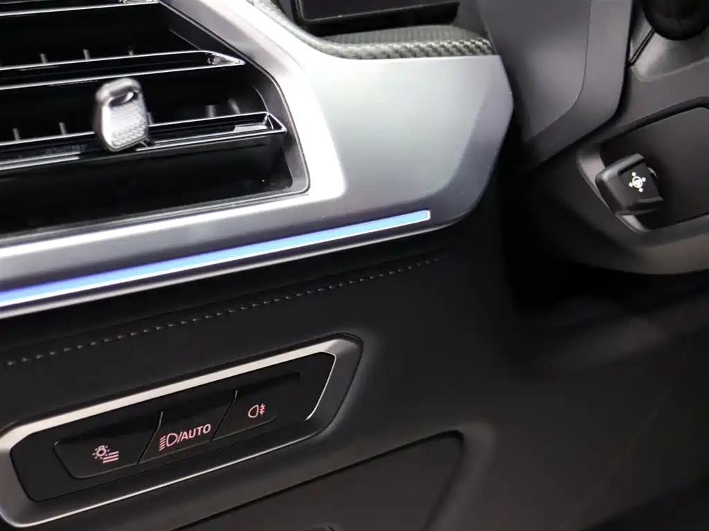 BMW XM 2023 50e фото 31