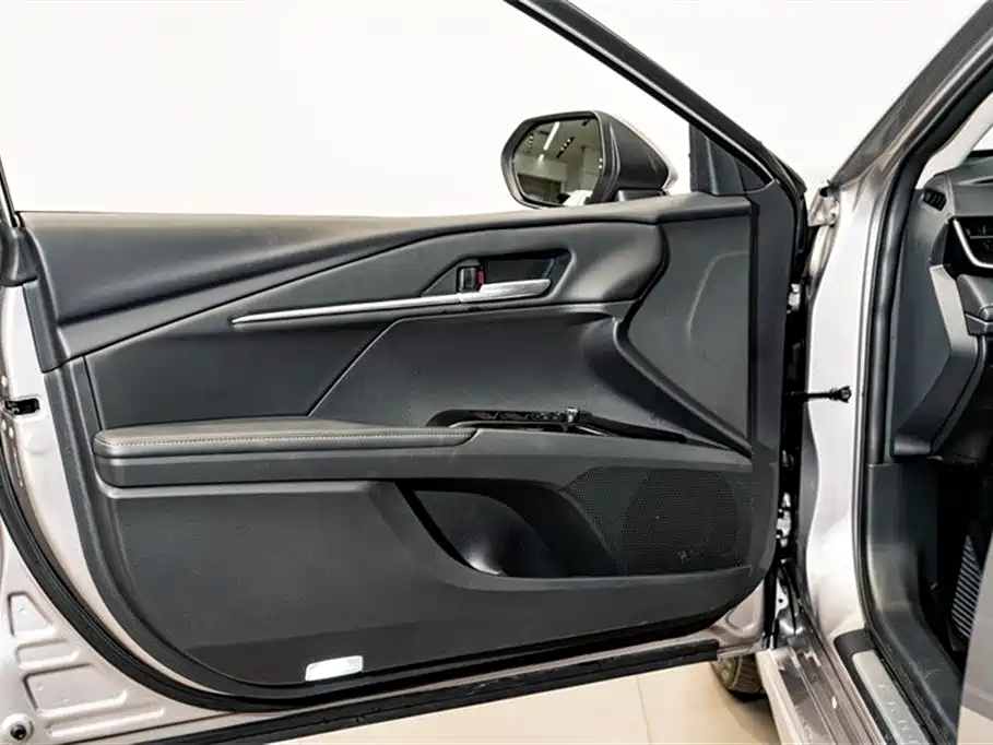 Toyota Camry 2026 Hybrid 2.0HSE Sport Lite Edition фото 17