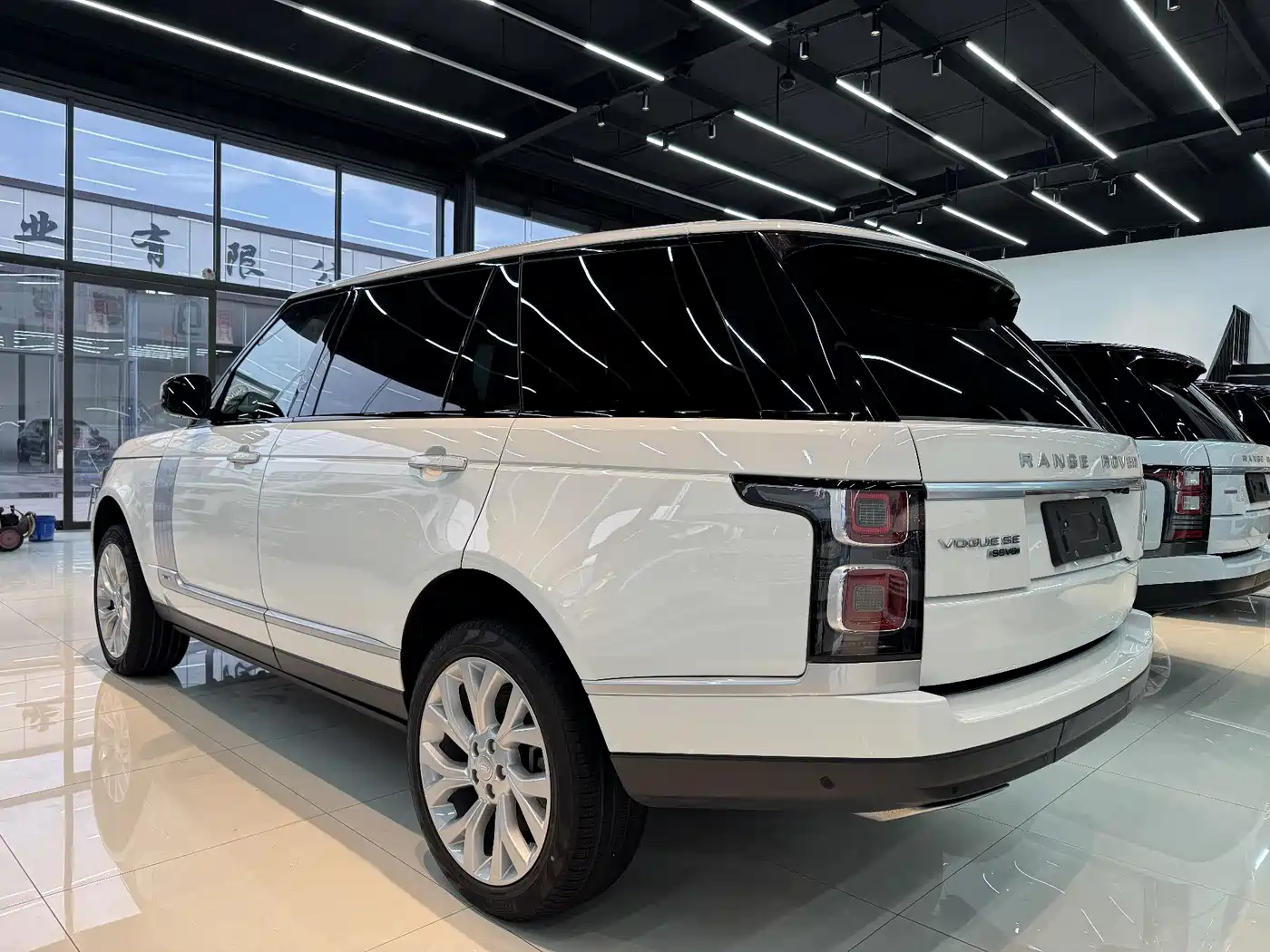 Land Rover Range Rover 2018 3.0 SC V6 Vogue SE Genesis Extended Edition фото 2