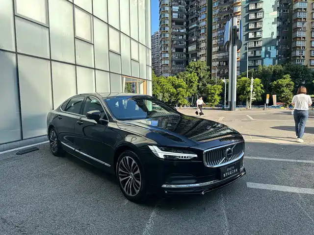 Volvo S90 2024 B5 Momentum Luxury Edition — фото 4