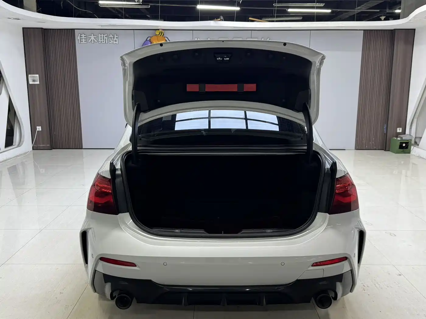 BMW 1 Series 2023 120i M Sport Shadow Edition фото 8