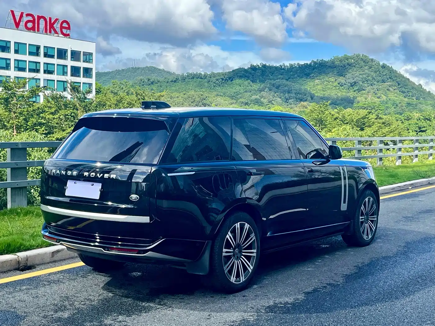 Land Rover Range Rover 2023 3.0 L6 400PS Genesis Extended Version фото 6