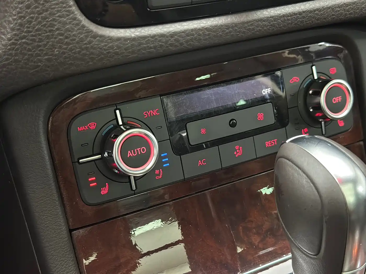 Volkswagen Touareg 2011 3.0TSI Premium фото 23