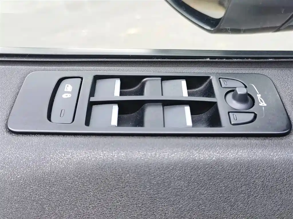 Land Rover Discovery Sport 2019 240PS SE Dynamic Edition China VI фото 24