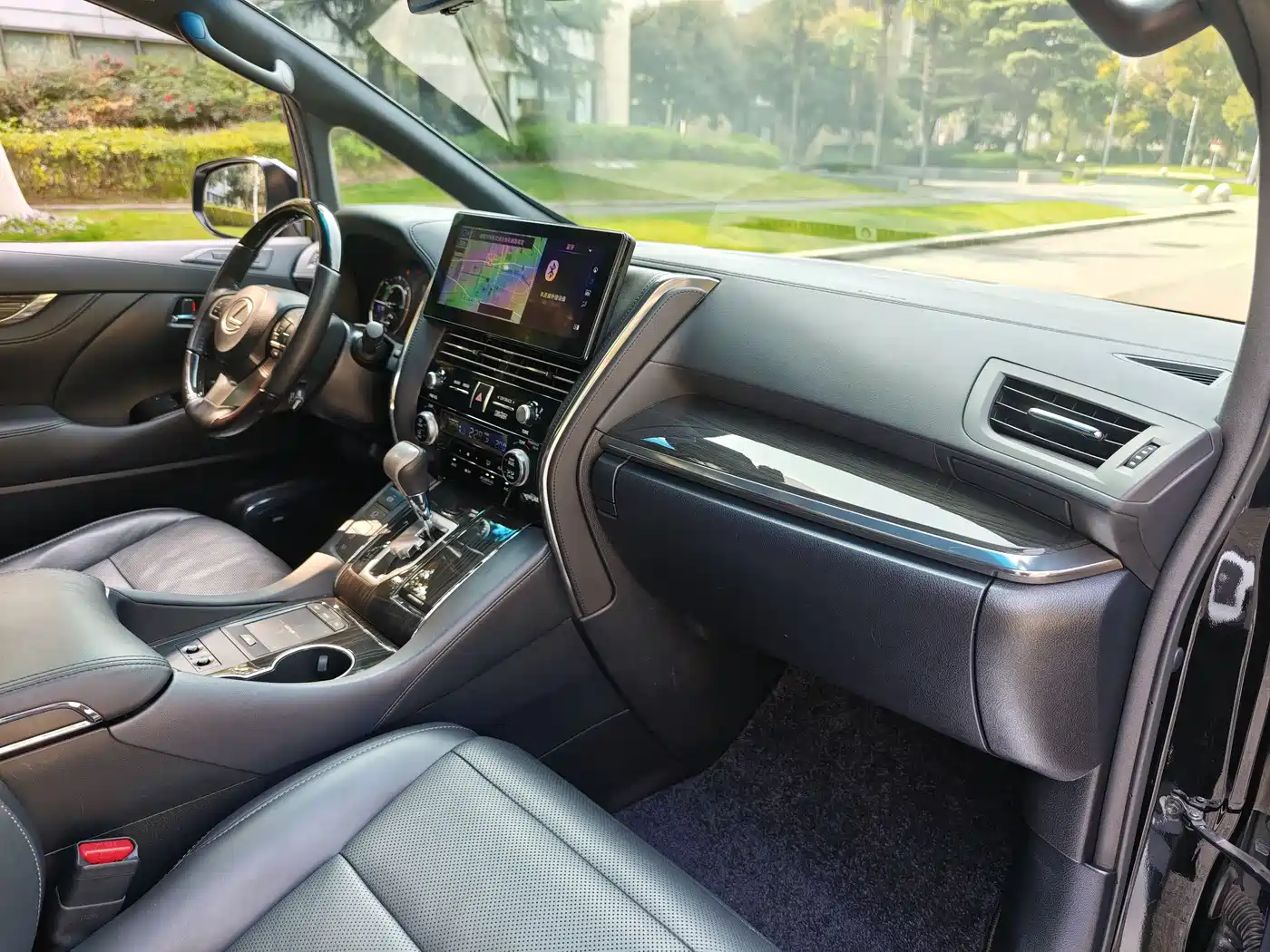 Lexus LM 2020 300h Seven-Seater Elegance Edition фото 12