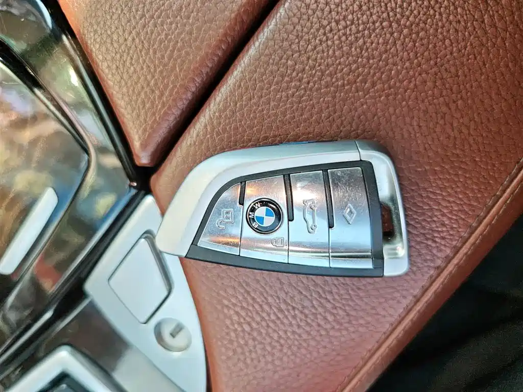 BMW 5 Series 2014 535Li Leadership фото 17