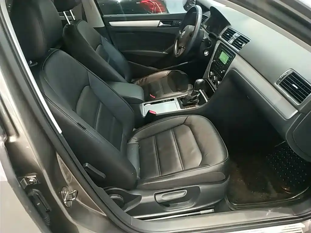 Volkswagen Passat 2014 1.8TSI DSG Luxury Edition фото 25