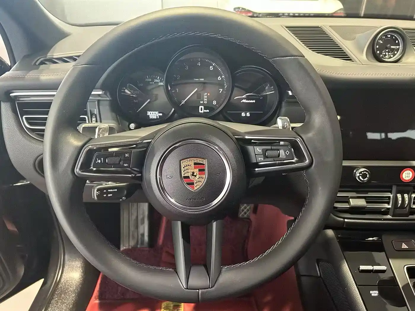 PORSCHE MACAN