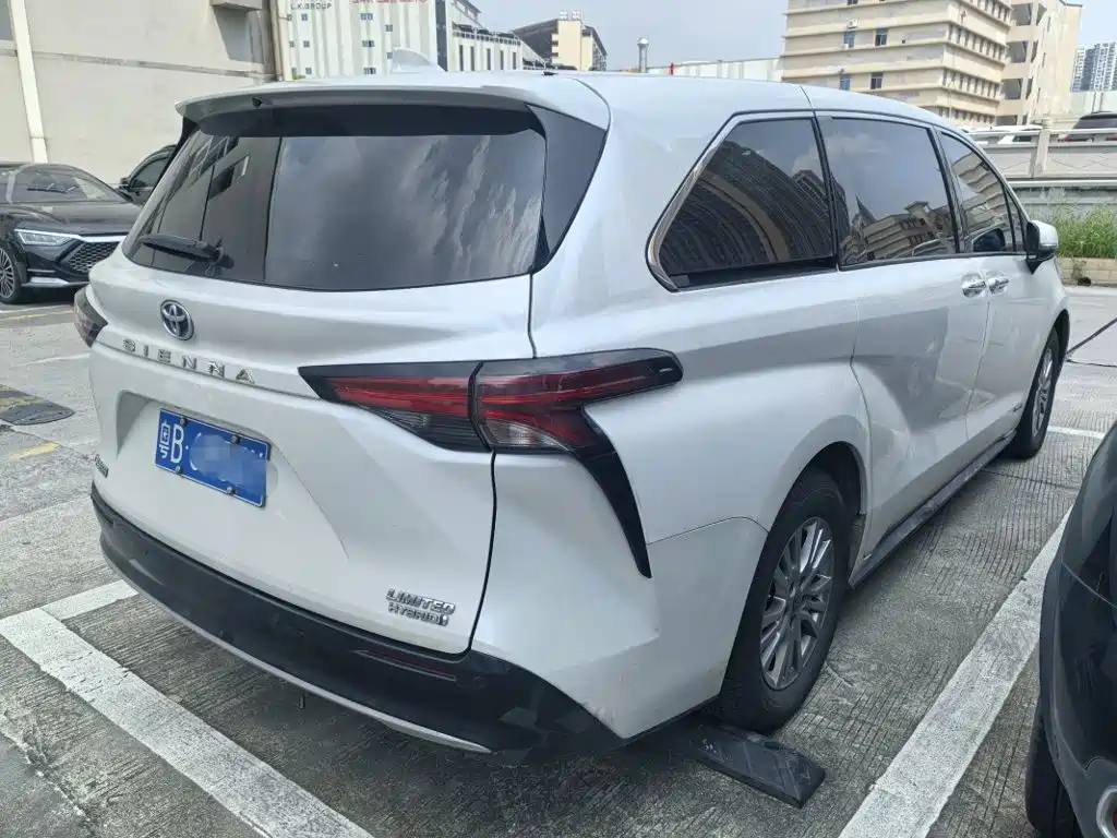 Photo 9 - Toyota Sienna