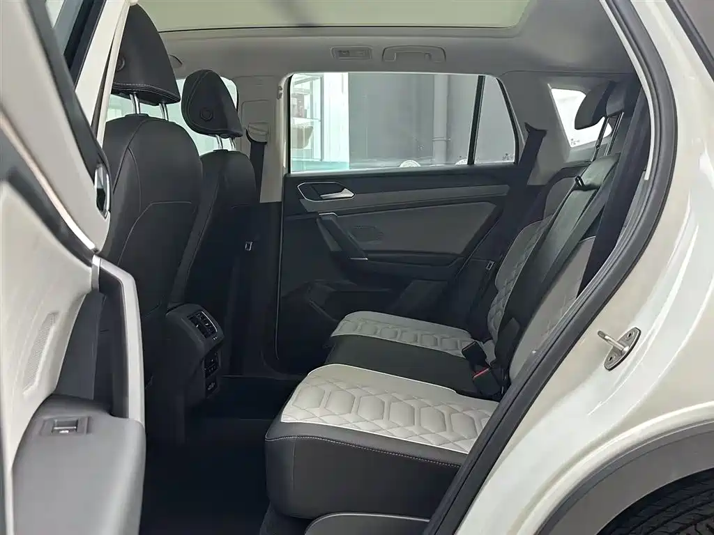 Volkswagen Tayron 2023 300TSI 2WD Luxury Plus Advanced Edition фото 10