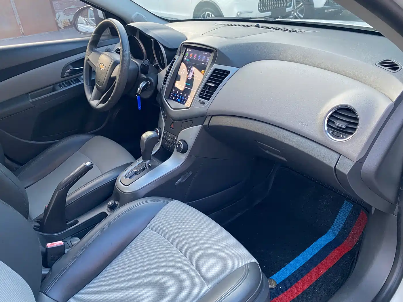 Photo 8 - Chevrolet Cruze