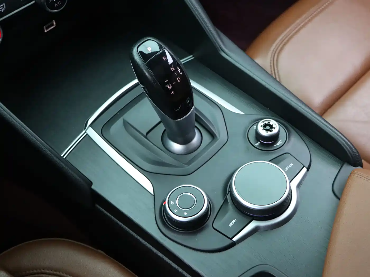 Alfa Romeo Giulia 2019 2017 2.0T 280HP Luxury Edition
