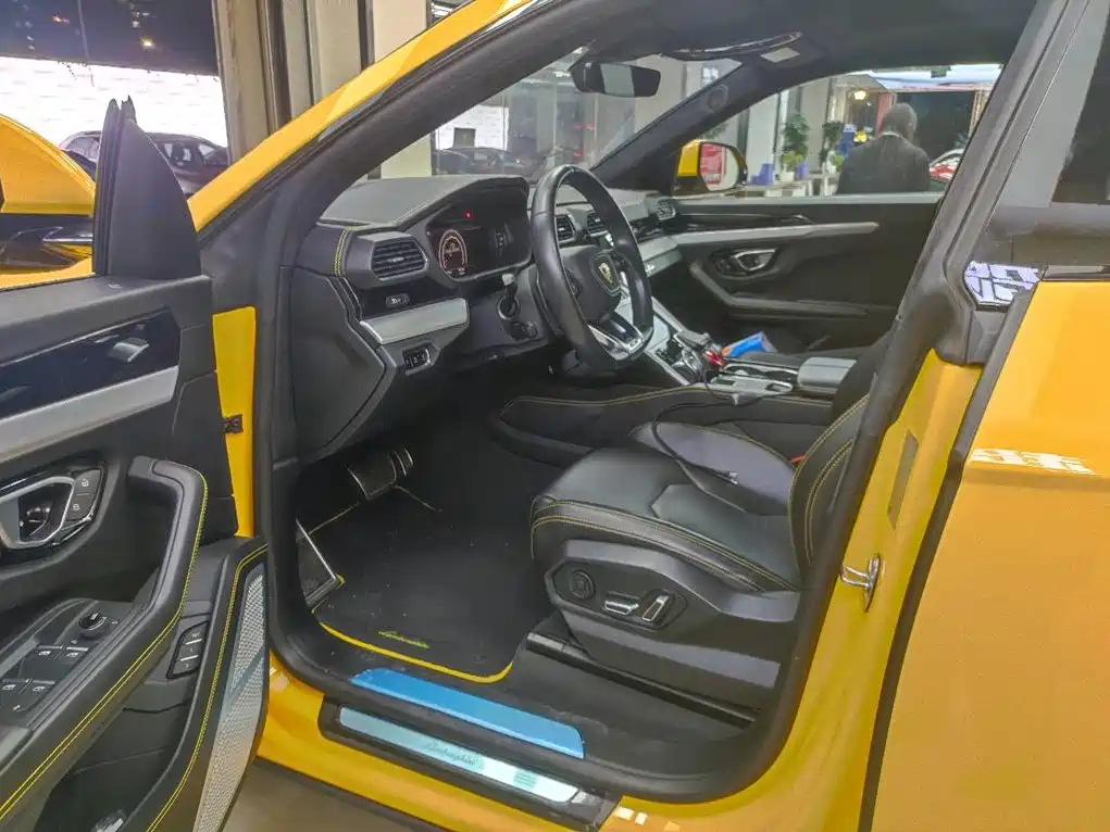 Photo 8 - Lamborghini Urus