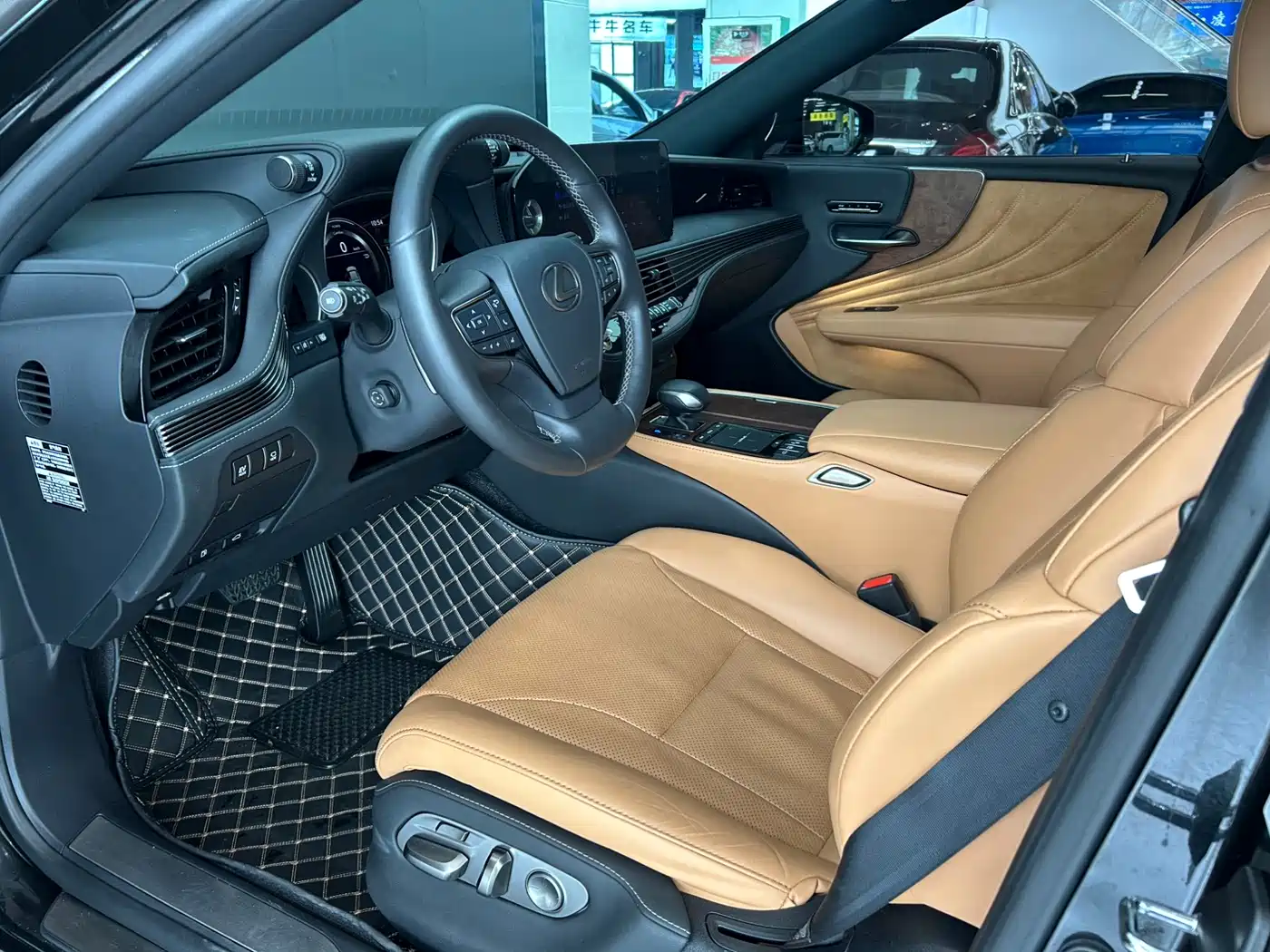 Lexus LS 2021 500h Excellence Edition фото 12