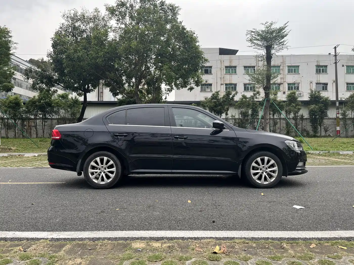 Volkswagen Lavida 2015 1.6L Automatic Comfort Edition фото 16
