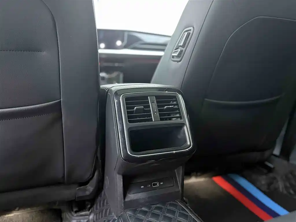 Volkswagen Passat 2022 330TSI Luxury Edition фото 25