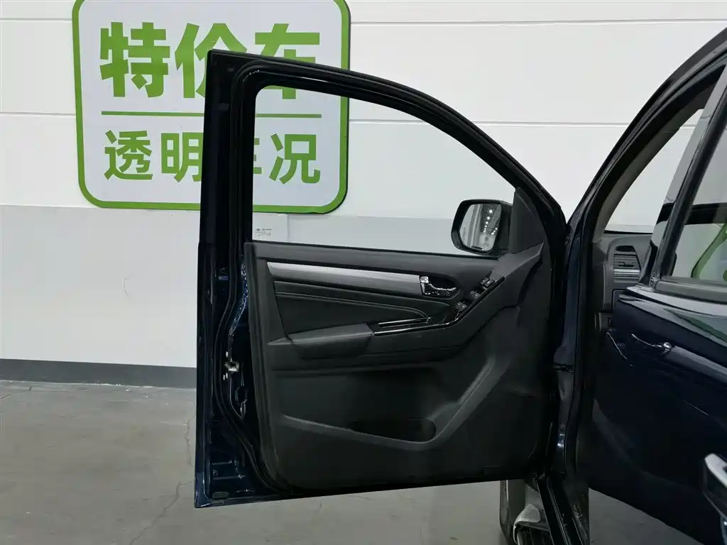 Isuzu D-MAX 2018 3.0T 4WD Automatic Ultra Luxury 4JJ1-TC HI фото 8