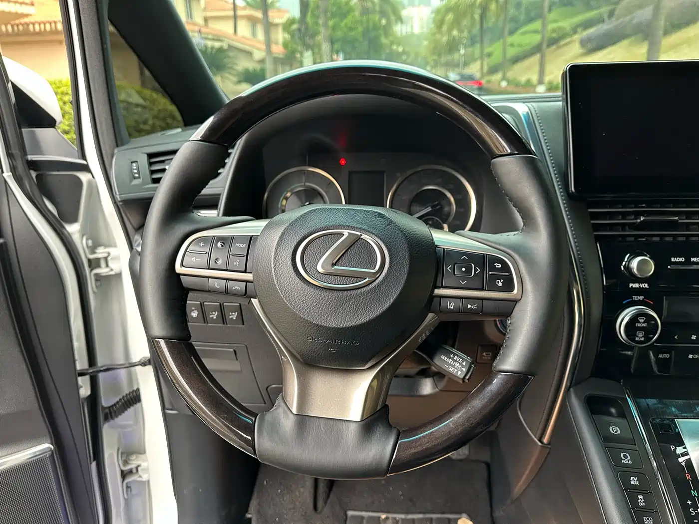 Lexus LM 2020 300h Seven-Seater Elegance Edition фото 6