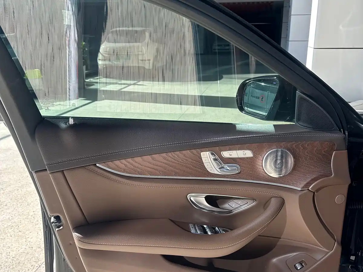 MERCEDES-BENZ E CLASS