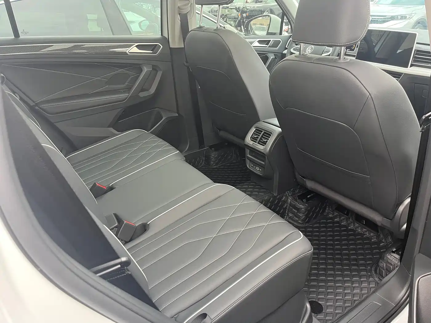 Volkswagen Tiguan L 2024 330TSI Automatic 2WD R-Line Premium Enjoyment Edition фото 11