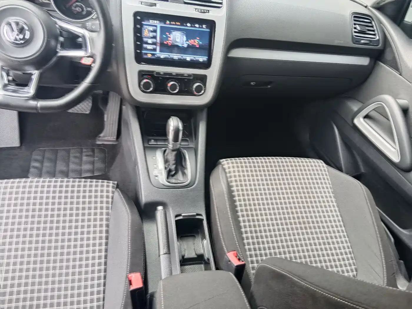 Volkswagen Scirocco 2015 1.4TSI Trend Edition фото 11