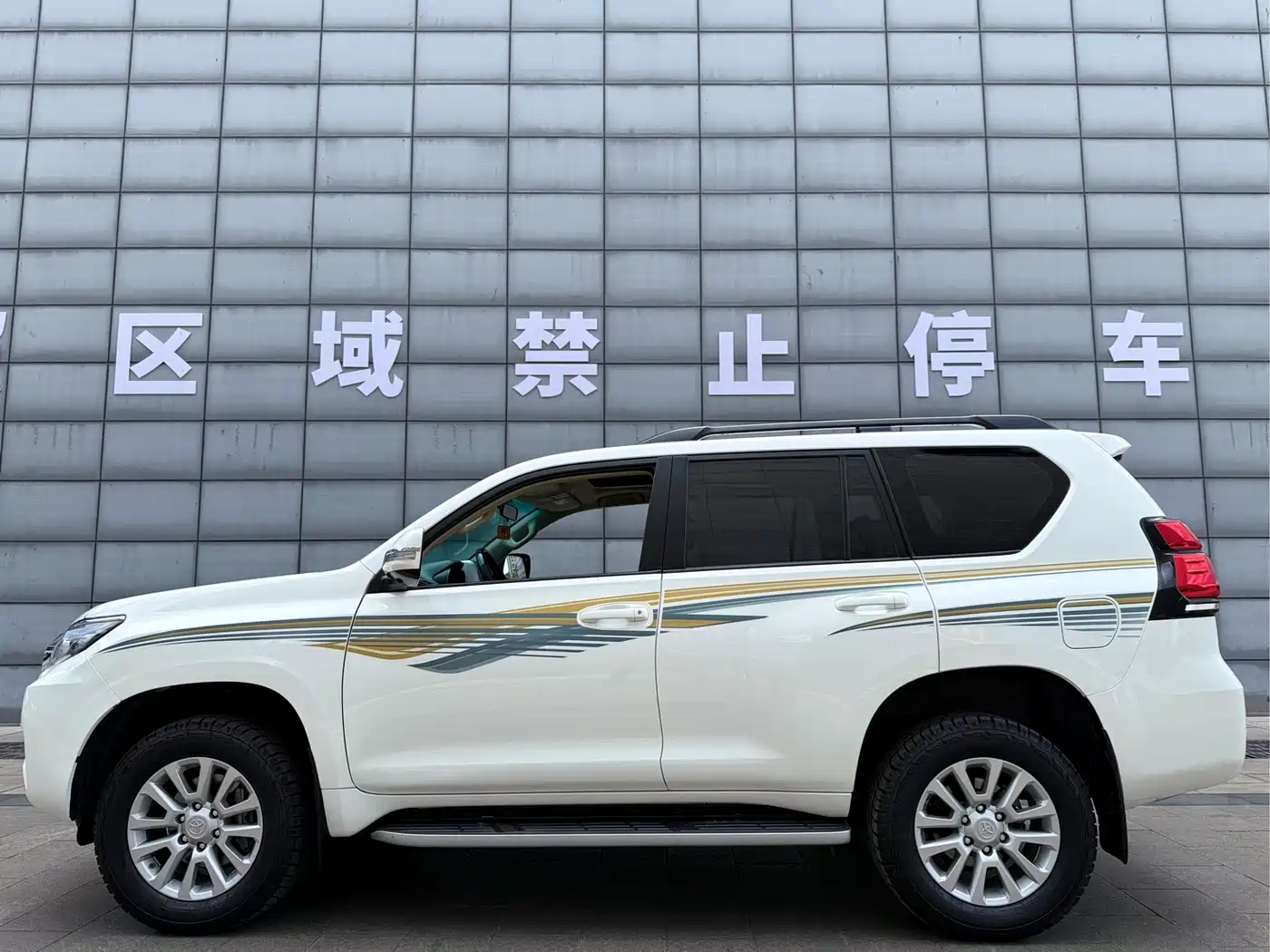 Toyota Prado 2010 4.0L Automatic TX-L фото 4
