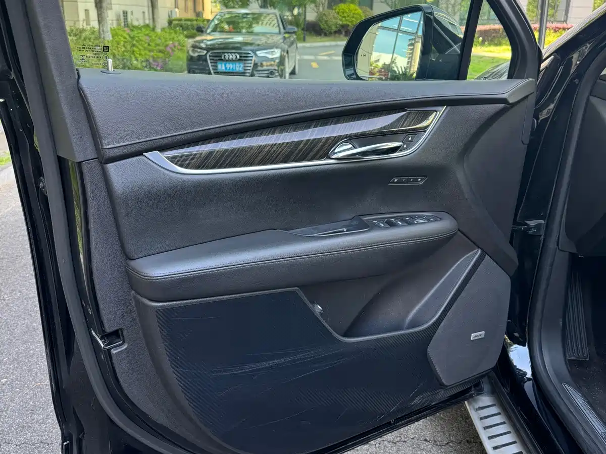 Photo 9 - Cadillac XT5