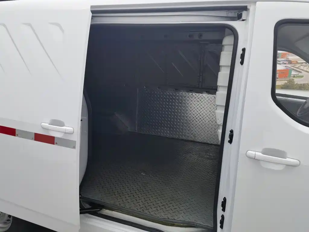 Wuling Motors Wuling Yangguang 2025 2024 300km Practical Enclosed Window Version 60kW