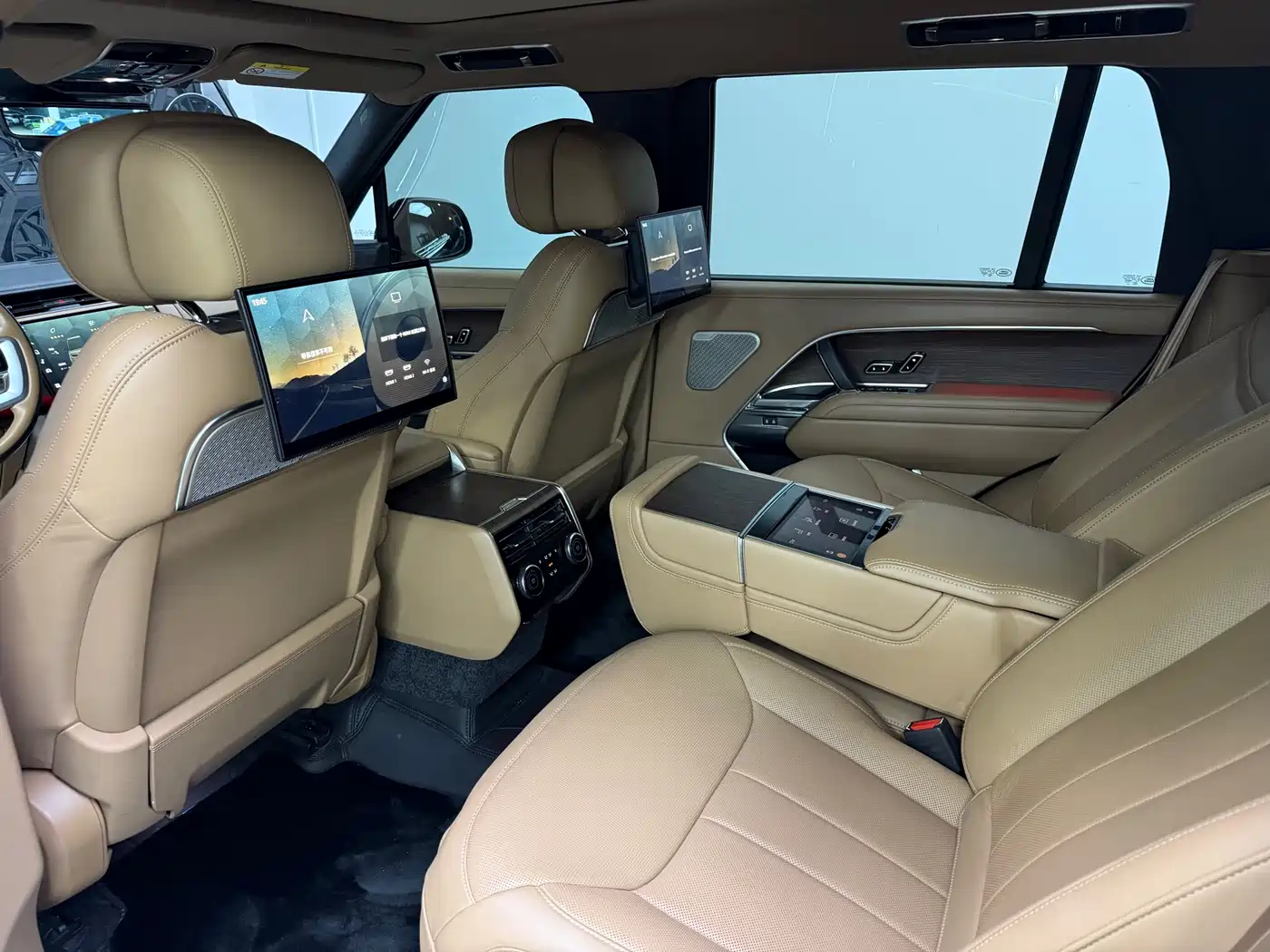 Land Rover Range Rover 2023 3.0 L6 400PS Exemplary Long Wheelbase фото 10