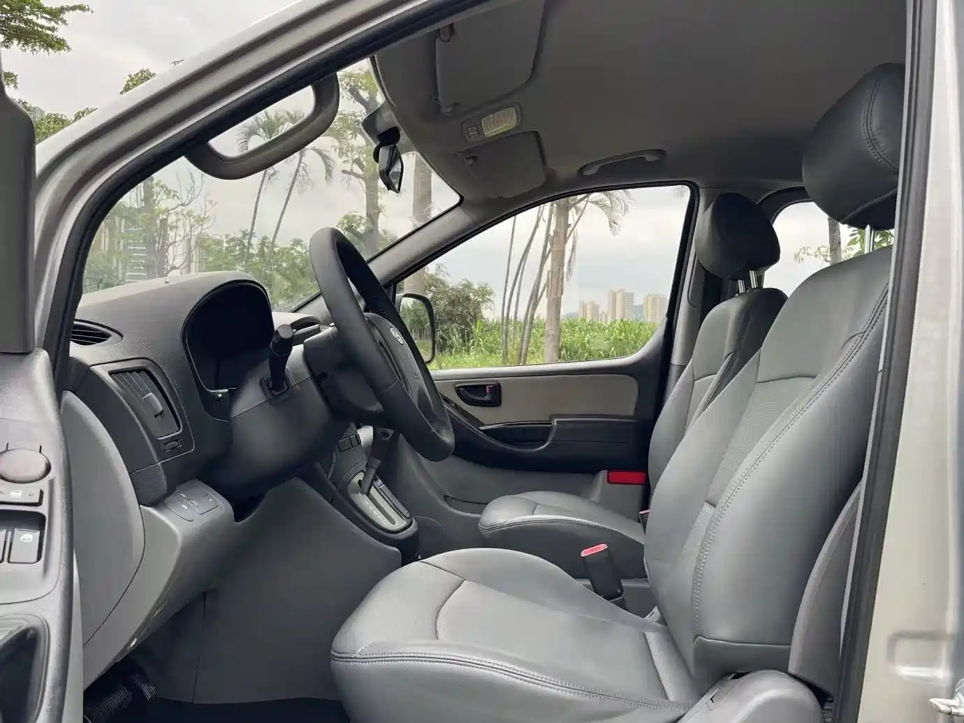 Hyundai H-1 Grand Starex 2011 2.4L Comfort Edition фото 4