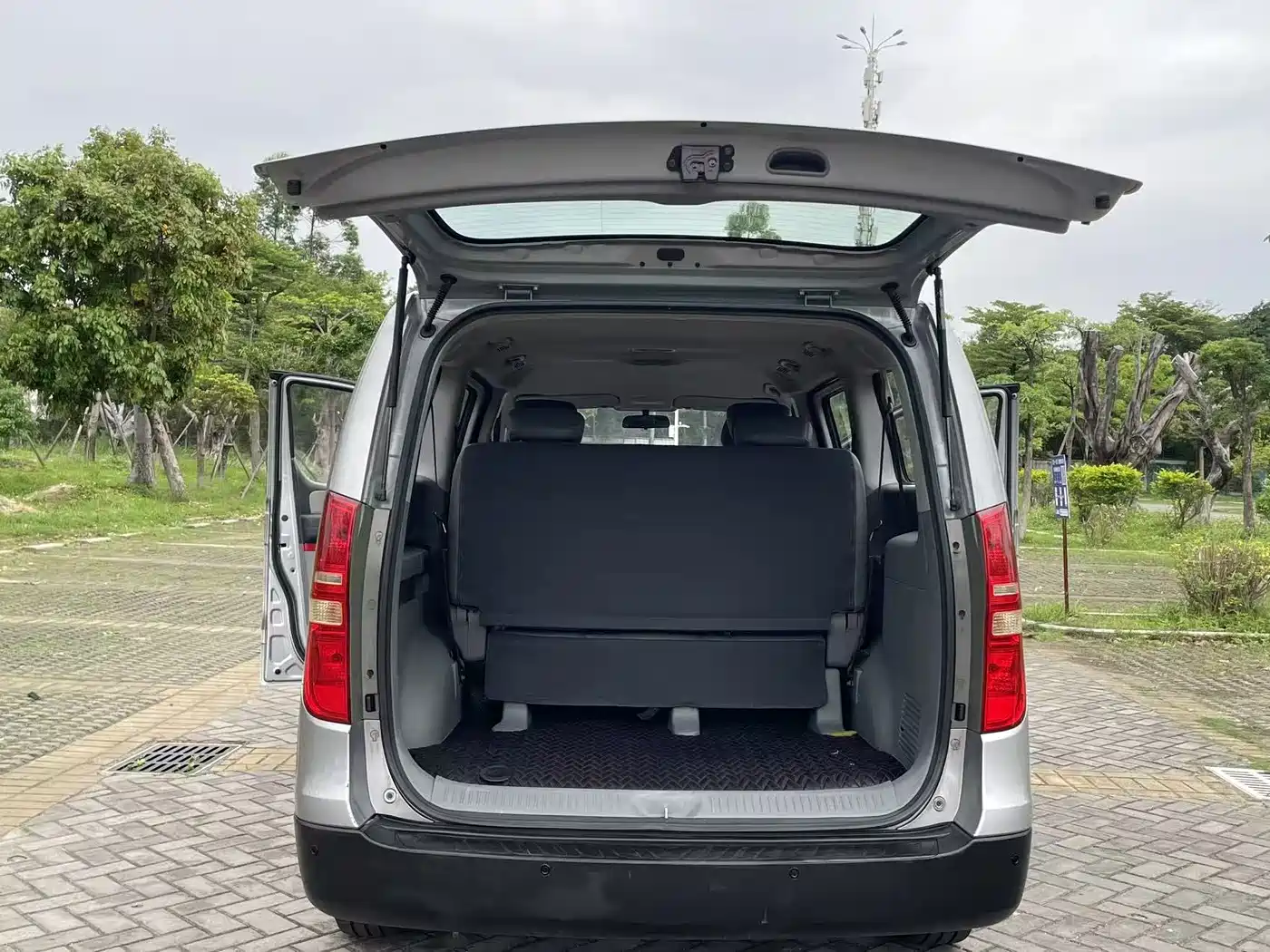 Hyundai H-1 Grand Starex 2011 2.4L Comfort Edition фото 11