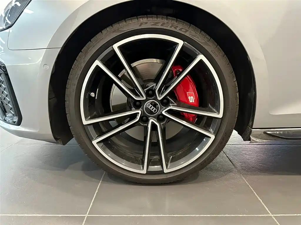 Фото 17 - Audi A4L