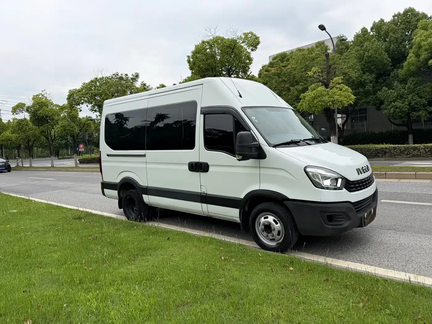Iveco Daily 2022 2021 2.0T Manual M1 Special Platform Vehicle Long Wheelbase Short Suspension High Roof Sliding Door F1A