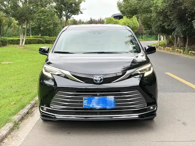 Toyota Sienna 2024 2.5L Hybrid Premium Edition — фото 2