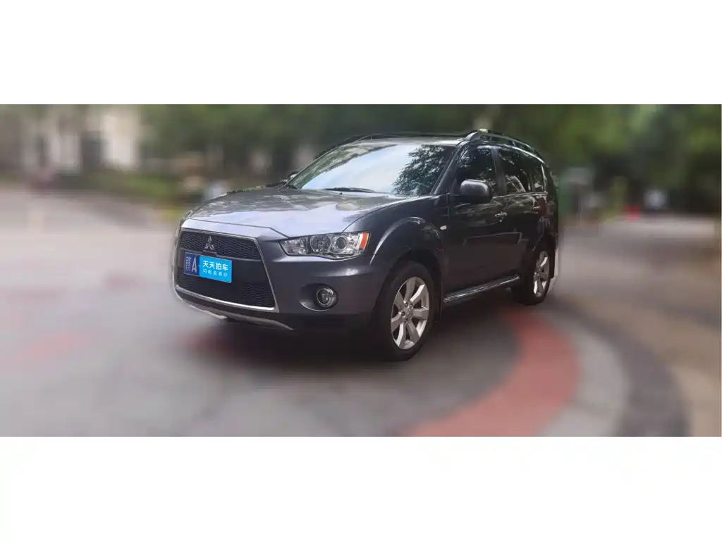 Mitsubishi Outlander (Import) 2012 2012 Outlander 2.4 Fashion Navigation Edition