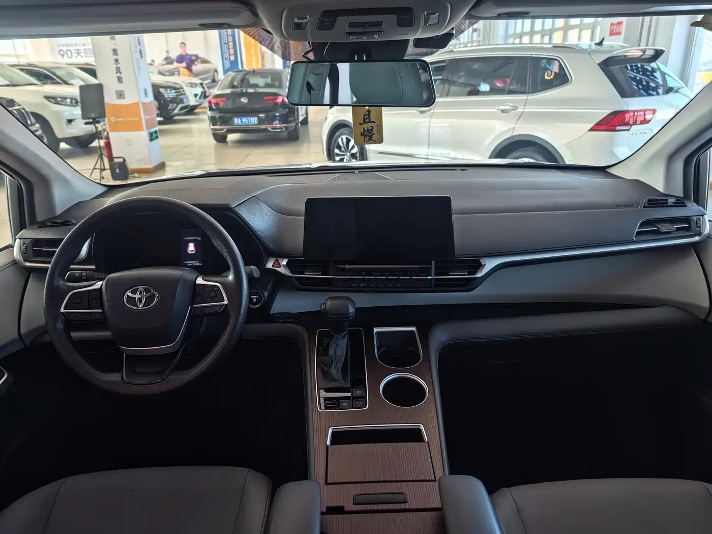 Toyota Granvia 2024 2.5L Hybrid Comfort фото 9
