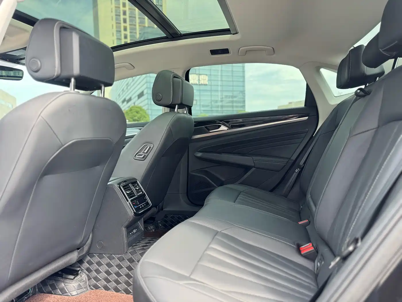 Volkswagen Passat 2024 380TSI Starlight Dragon Glory Edition фото 6