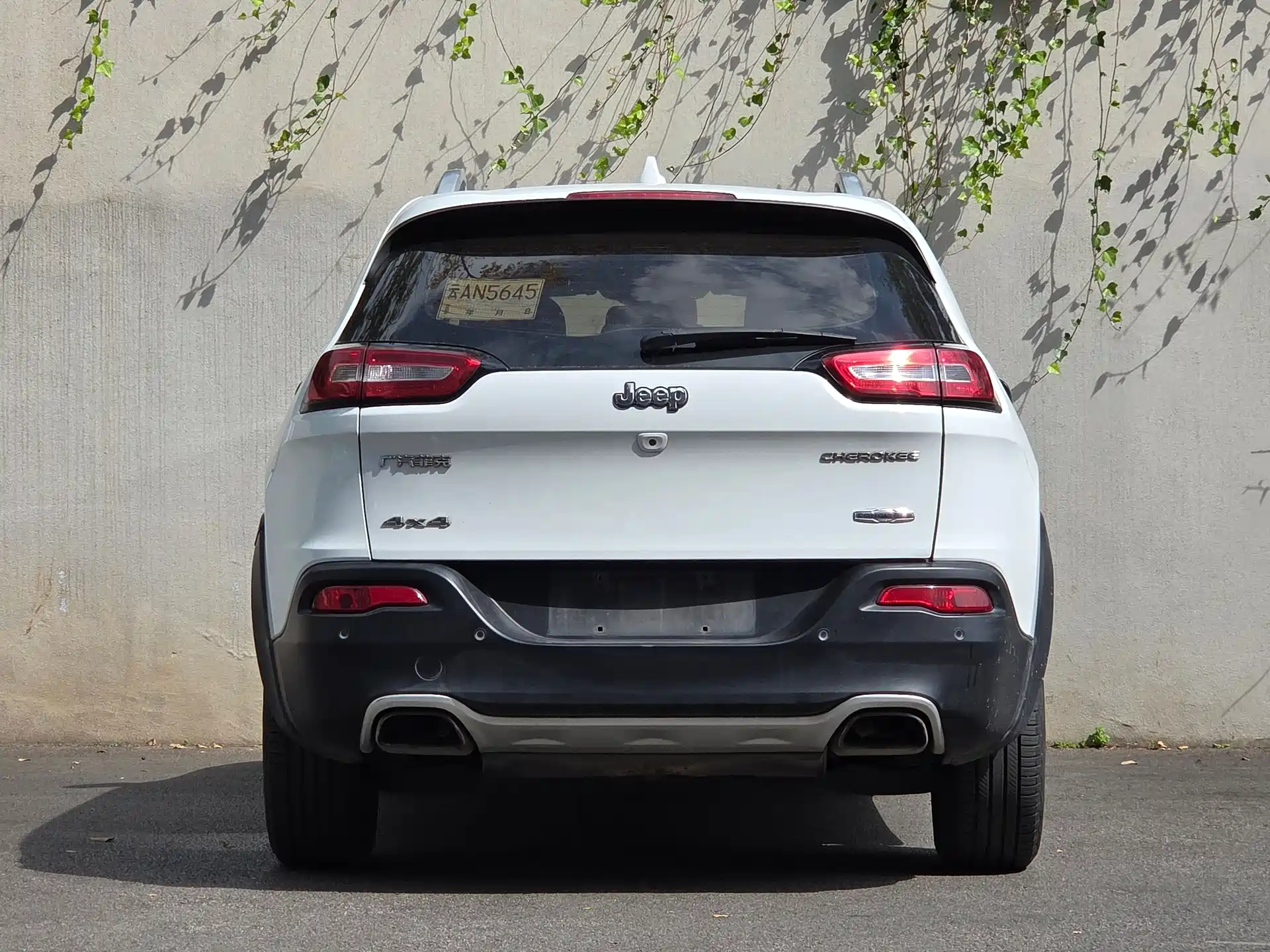 Photo 5 - Jeep Cherokee