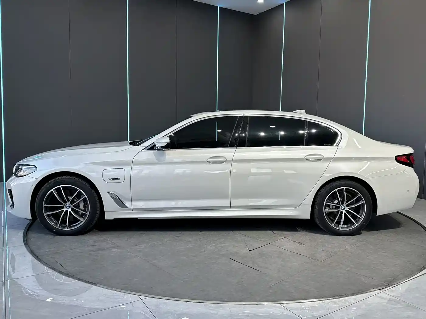 BMW 5 Series New Energy 2022 Model Facelift III 535Le Pioneer Edition M Sport Package фото 4