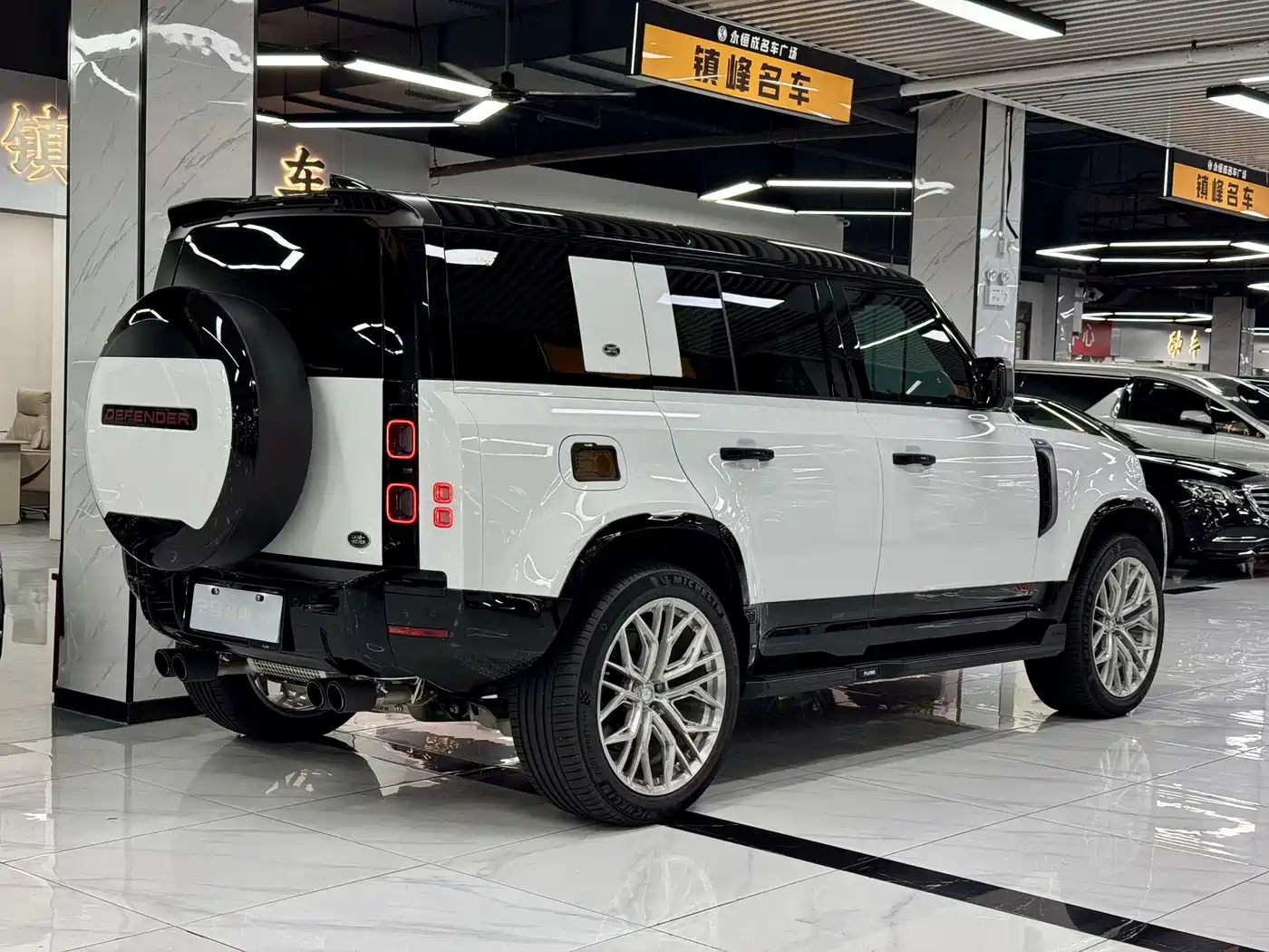 Land Rover Defender 2025 110 5.0T V8 фото 20