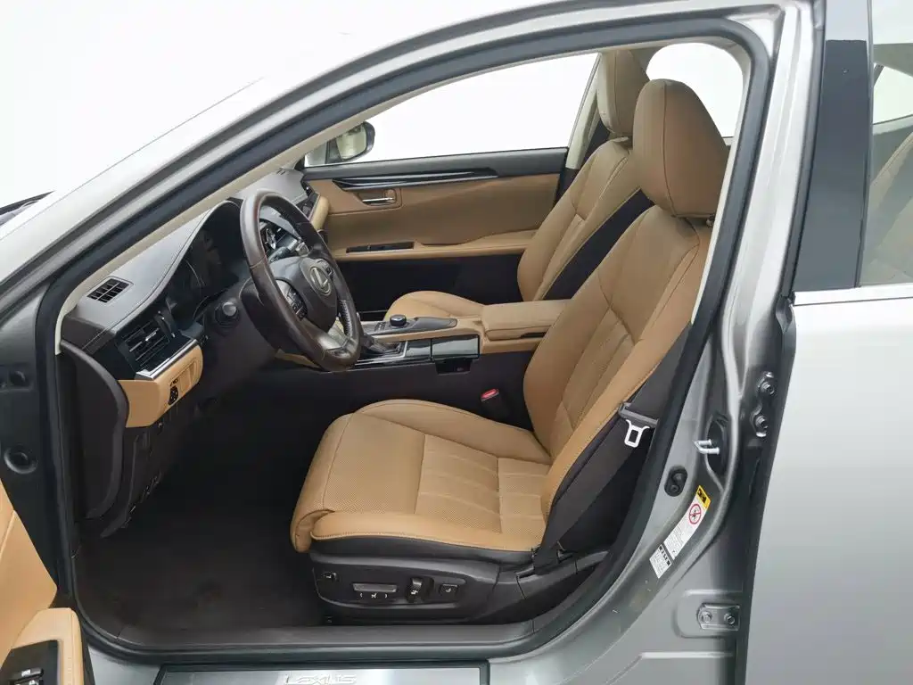 Фото 10 - Lexus ES