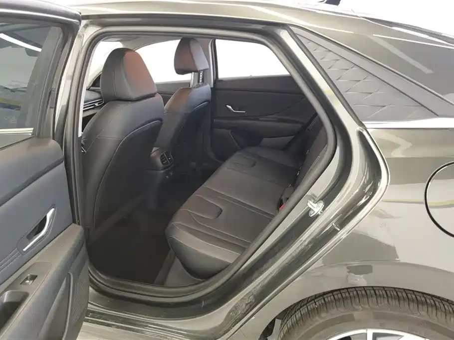 Hyundai Elantra 2023 1.5L CVT GLX Elite Edition фото 11